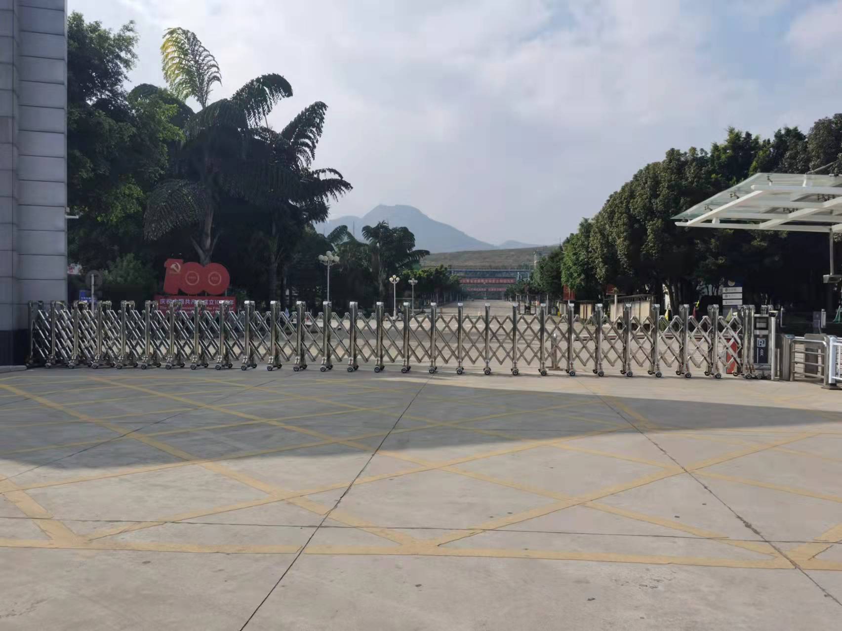 伸缩门
