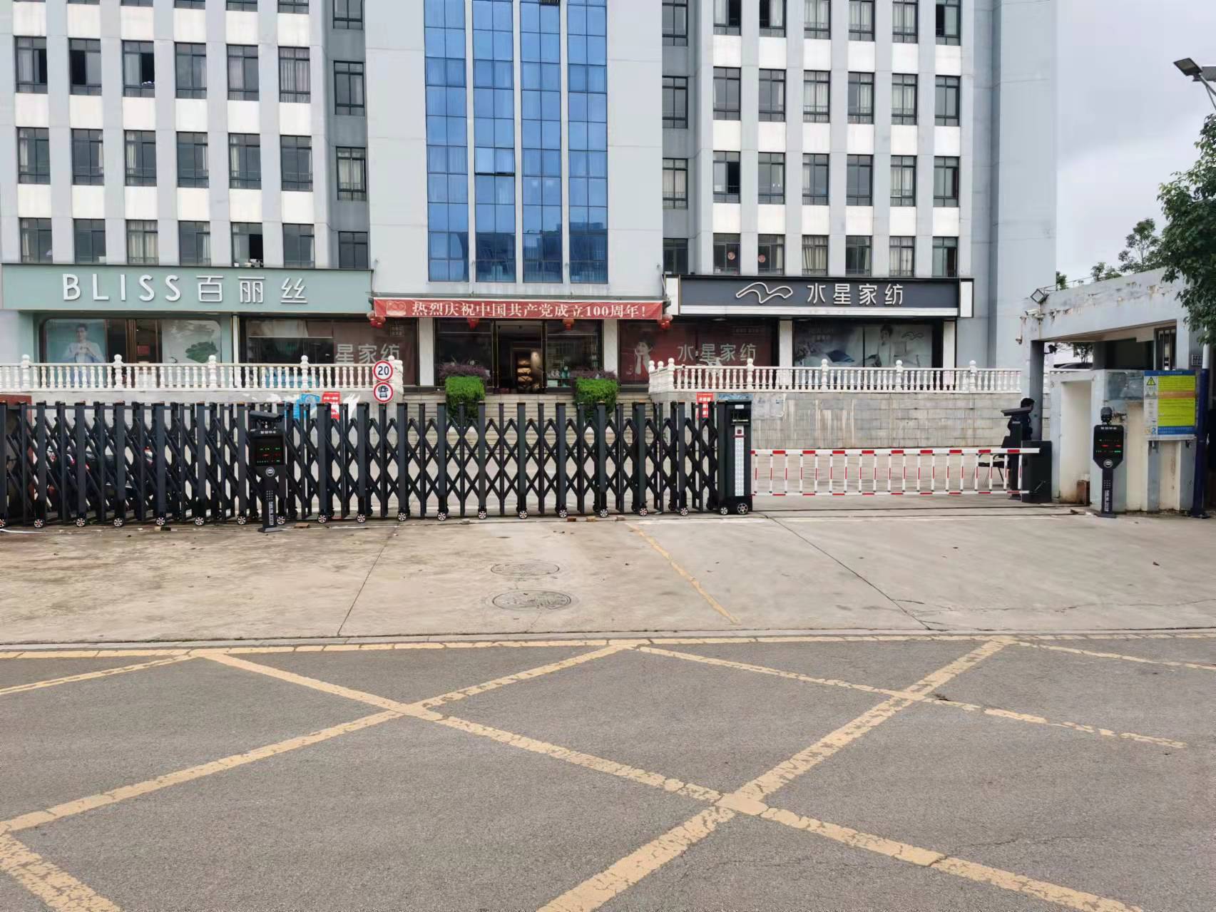 伸缩门